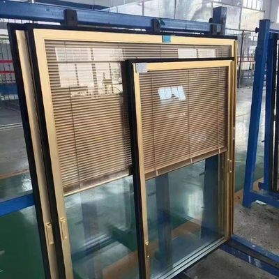 Janela e porta de alumínio moderno com persianas e vidro isolador